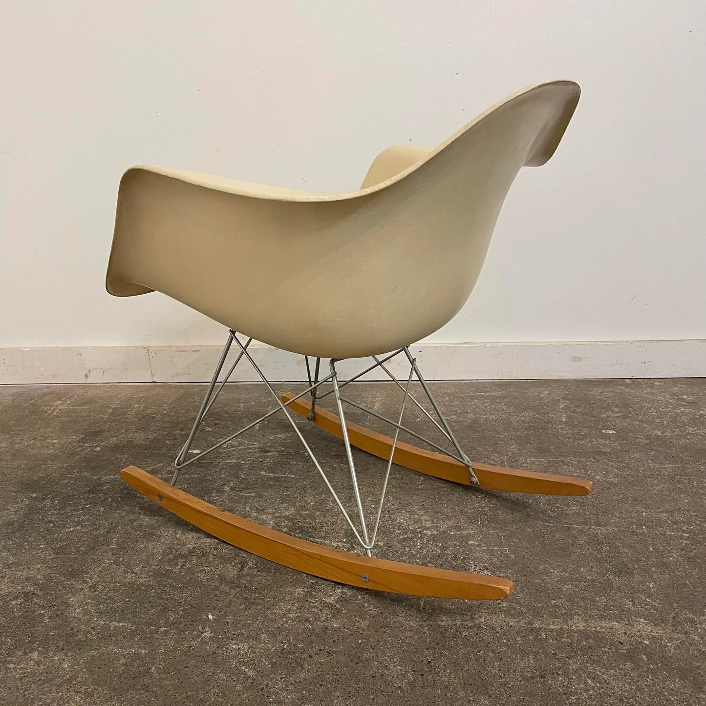 Charles and Ray Eames Arm Shell Rocking Chair for Herman Miller in White Fiberglass With Authentic Rocking Base