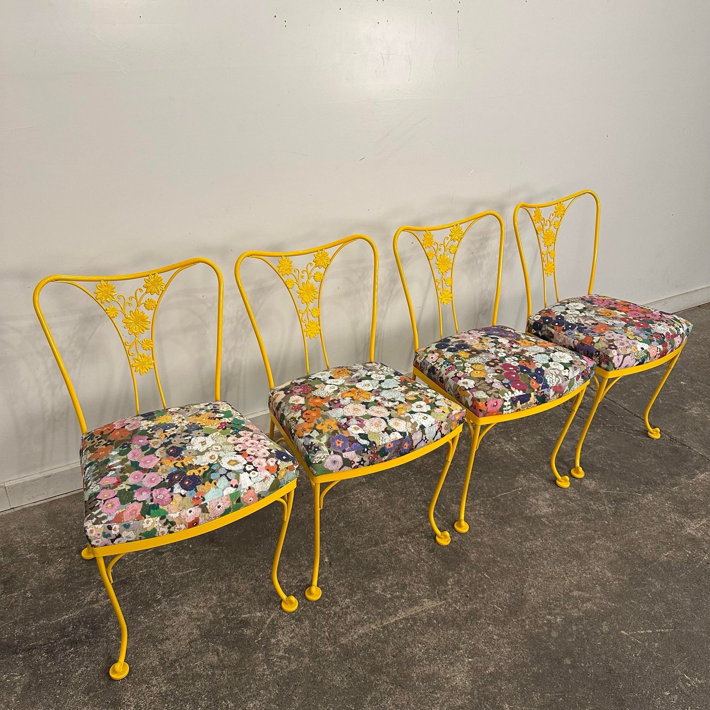 Mid 20th Century Russell Woodard Attributed Daisy Pattern Patio Dining Chairs Recovered in Hollyhocks Outdoor Fabric - Set of 4