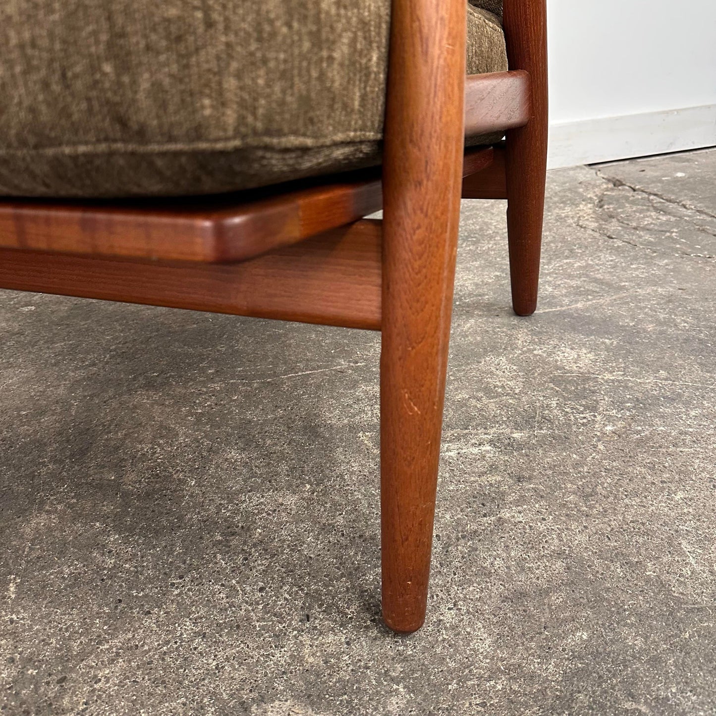 Pair of Hans Wegner Ge-270 Lounge Chairs by Getama