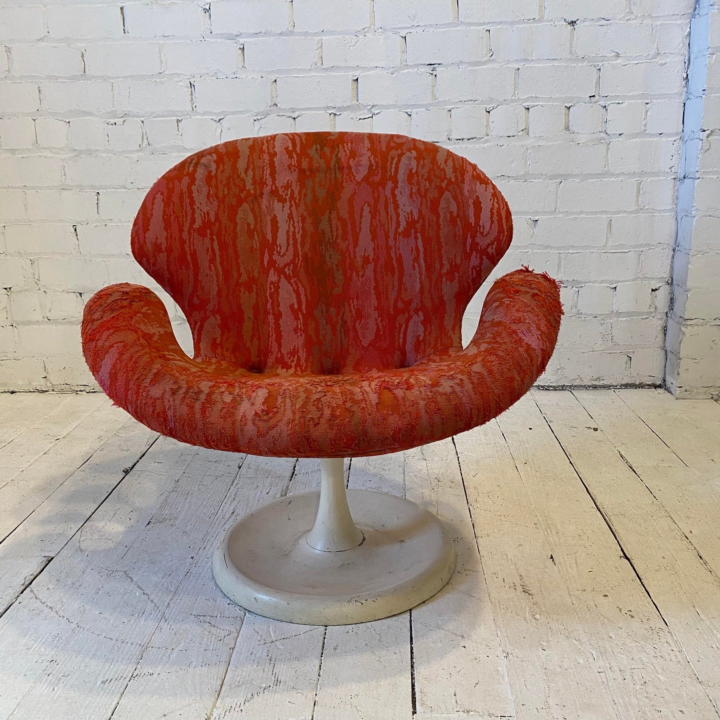 Mid Century Scandinavian Iris Tulip Swivel Base Club Chair