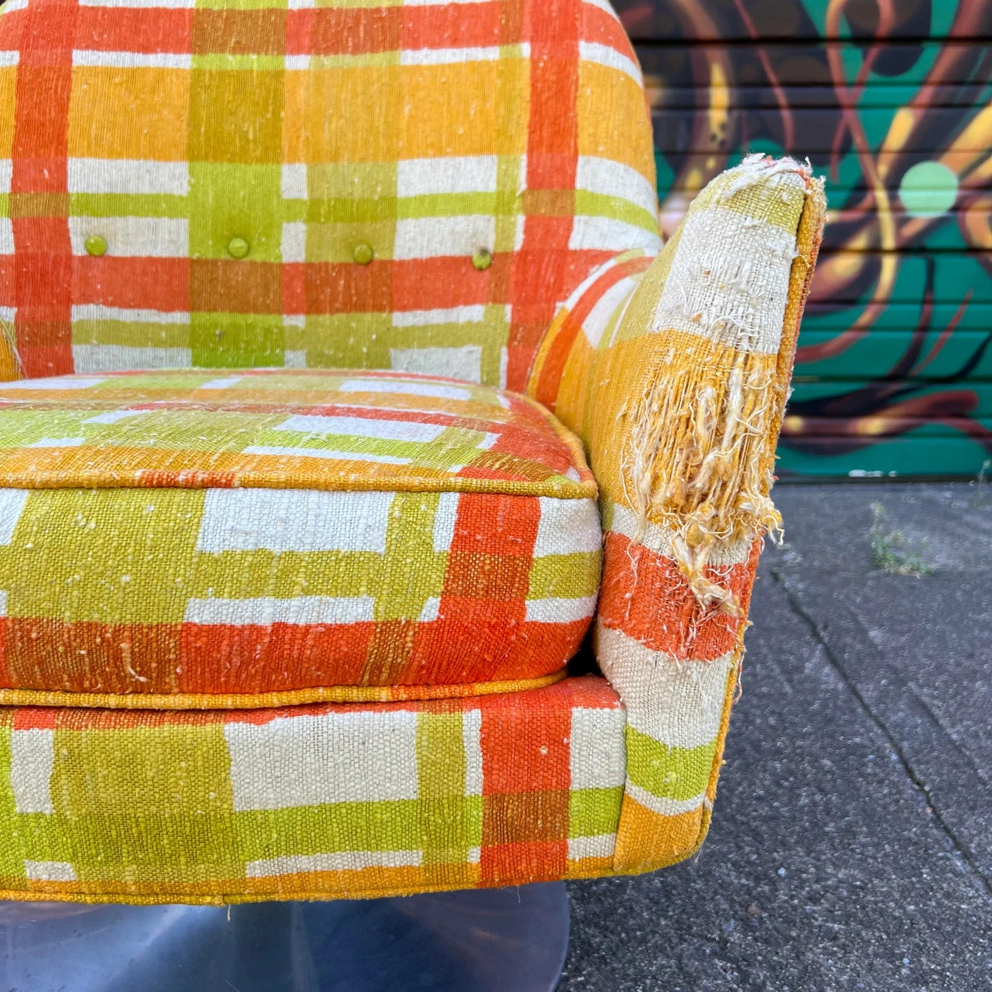 Tulip Base Mid Century Modern Swivel Chair