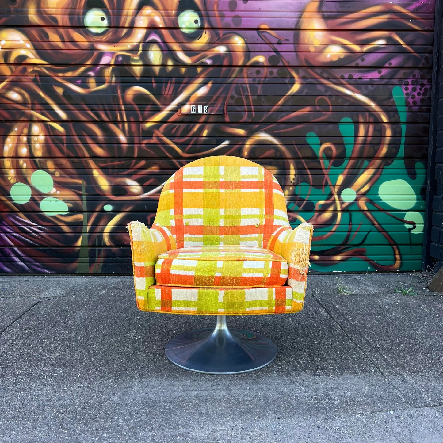 Tulip Base Mid Century Modern Swivel Chair