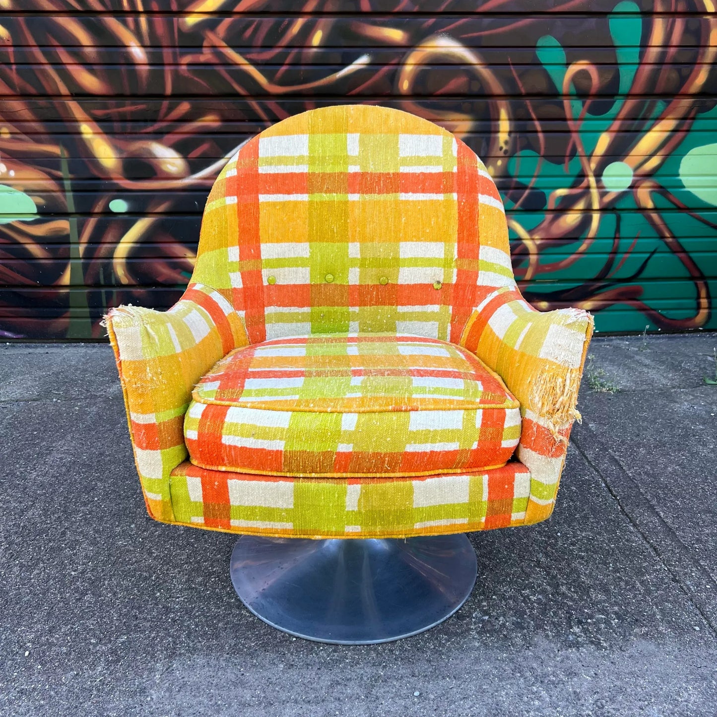 Tulip Base Mid Century Modern Swivel Chair