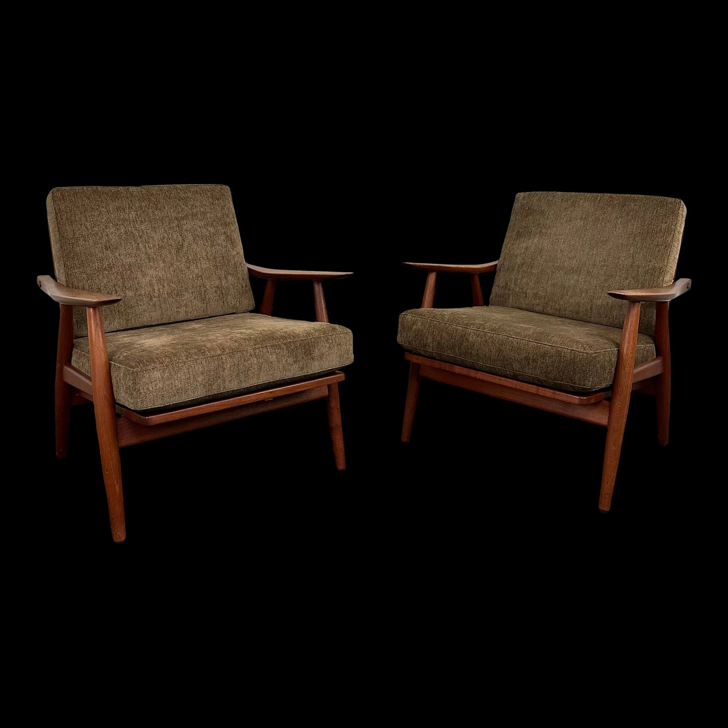Pair of Hans Wegner Ge-270 Lounge Chairs by Getama