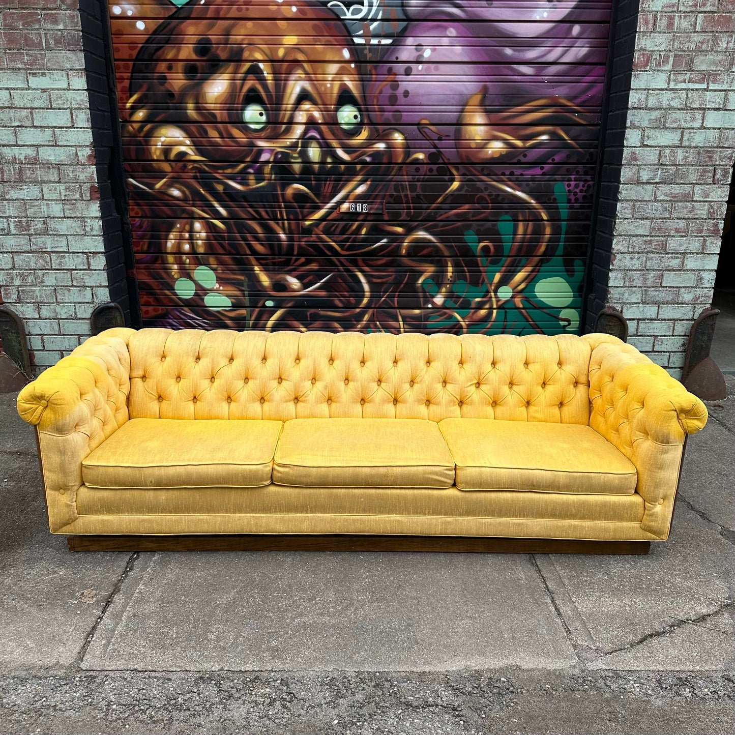 Mid Century Modern Tufted Party Case Sofa