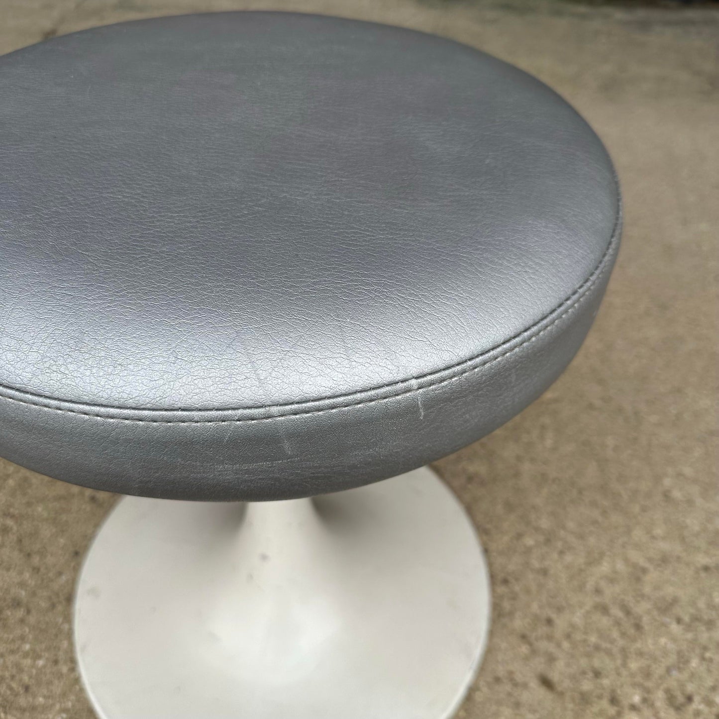 Brevete Cre Rossi Tulip Based Knoll-Style Stool