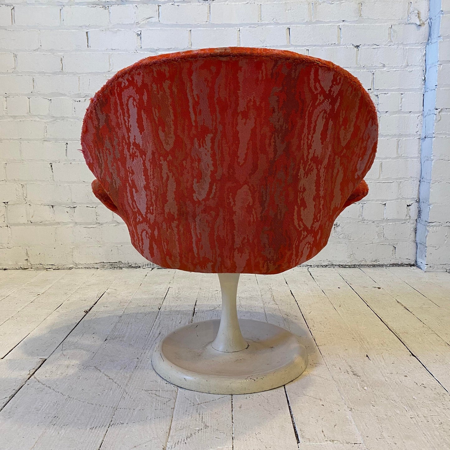 Mid Century Scandinavian Iris Tulip Swivel Base Club Chair