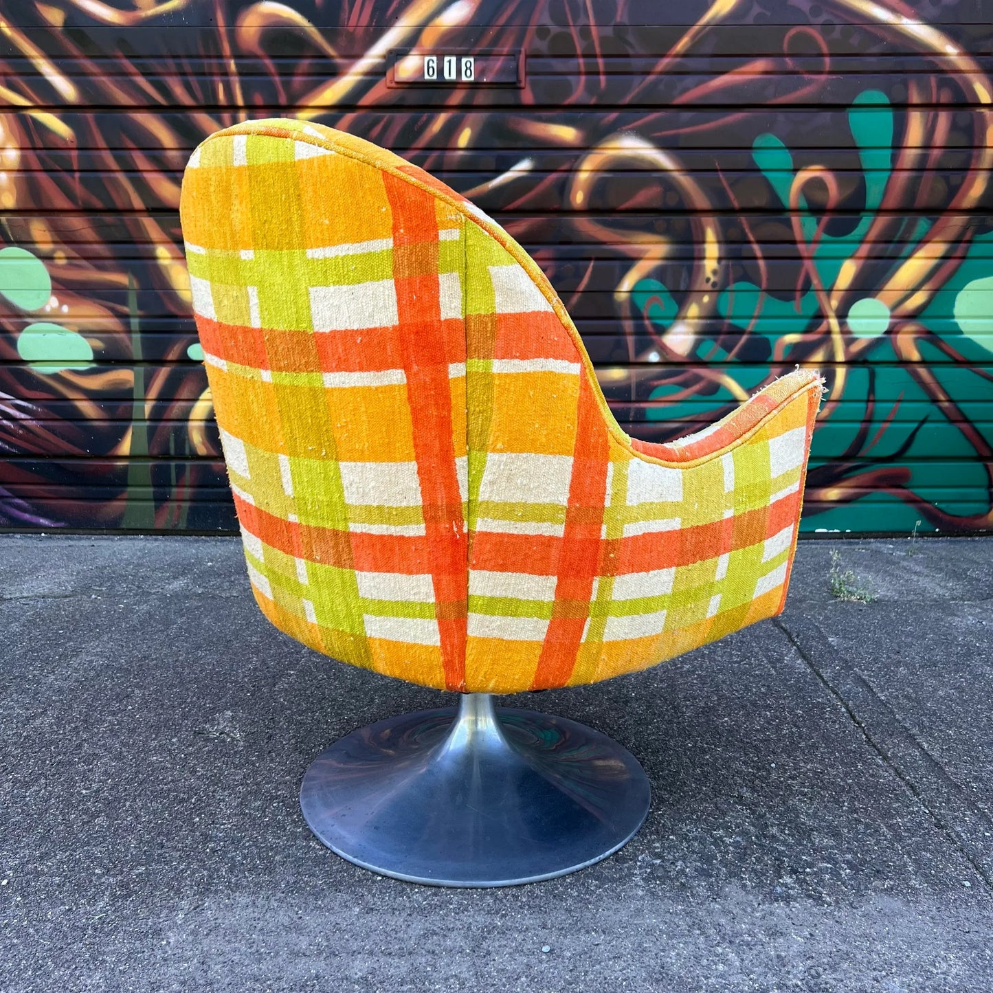 Tulip Base Mid Century Modern Swivel Chair