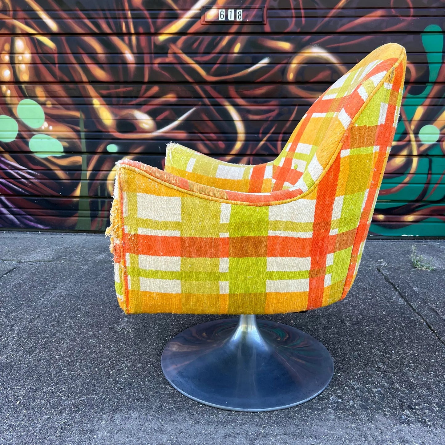 Tulip Base Mid Century Modern Swivel Chair