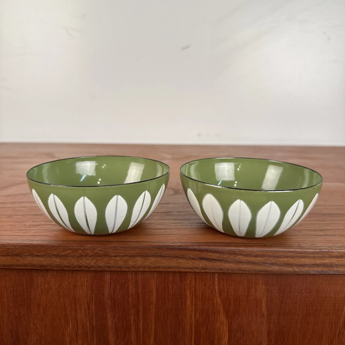 Pair of Cathrine Holm Bowl Avocado White Lotus Enamel Norway