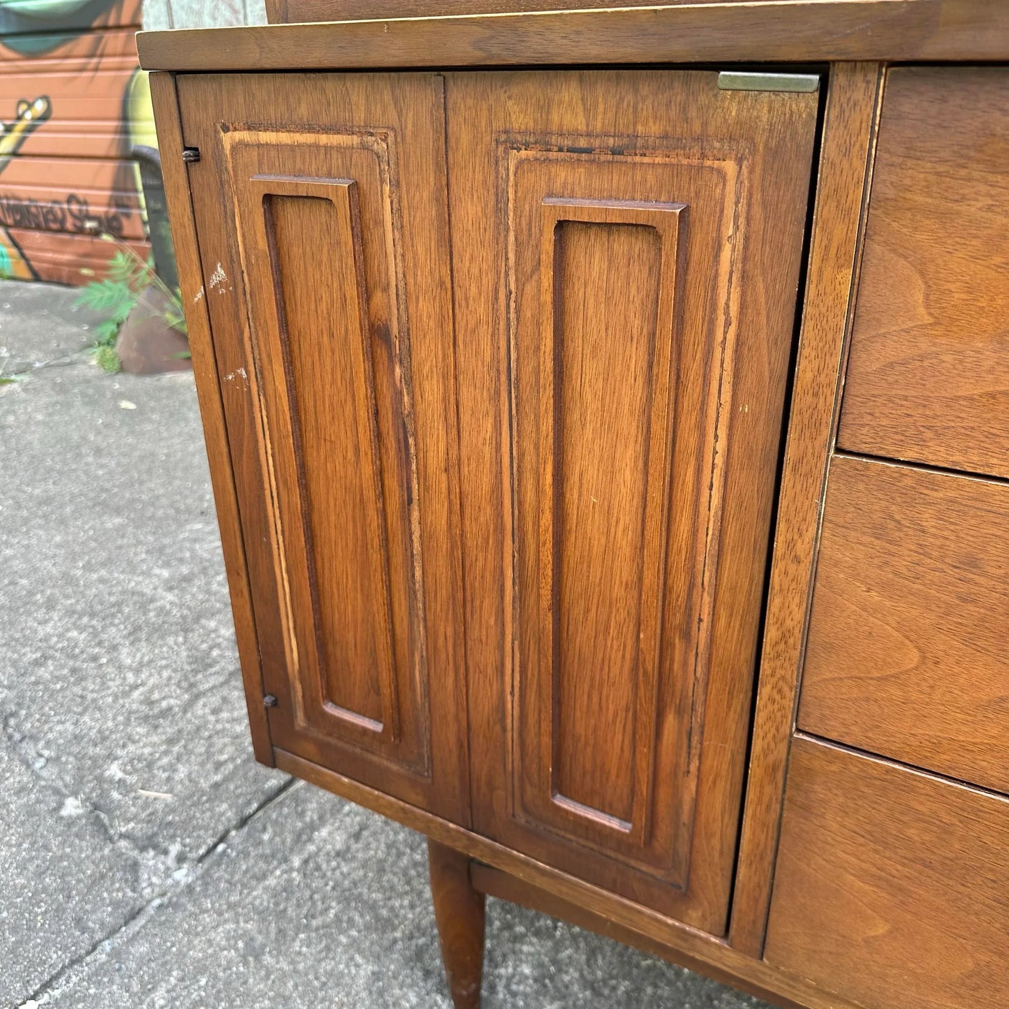 Broyhill Premier Scultpra China Cabinet