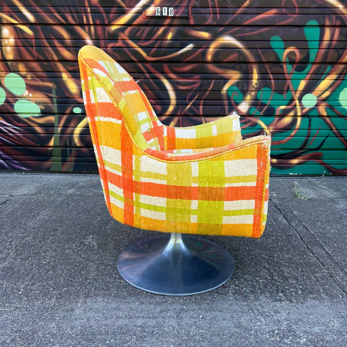 Tulip Base Mid Century Modern Swivel Chair