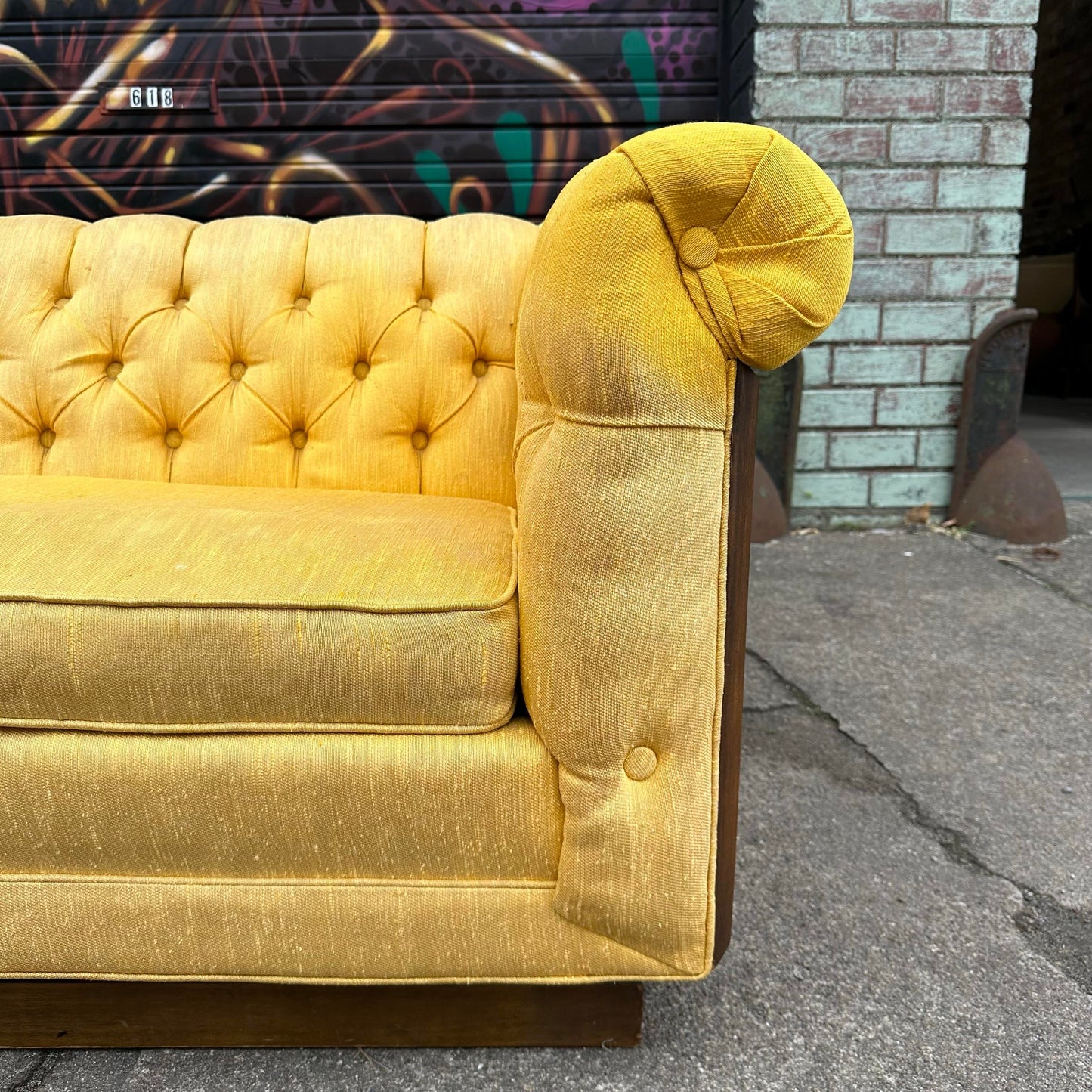 Mid Century Modern Tufted Party Case Sofa