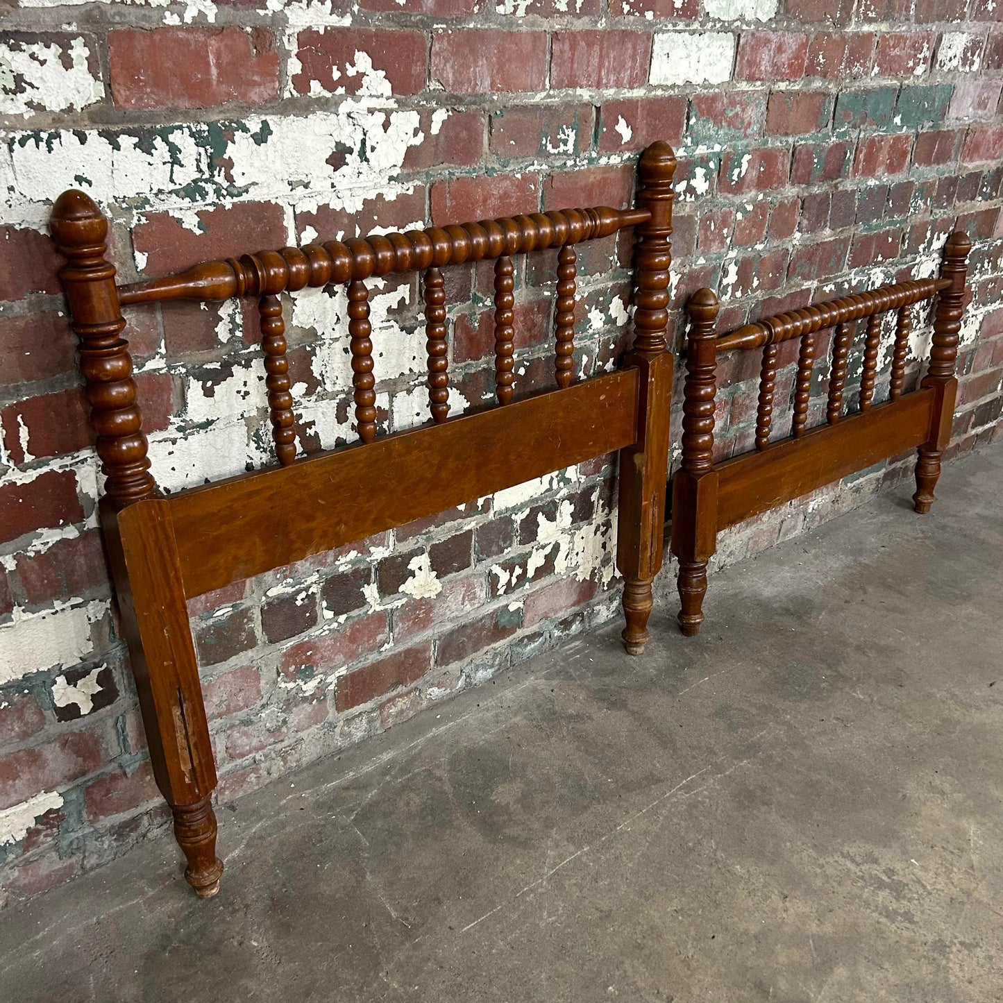 Twin Size Jenny Lind Spool Bed Set