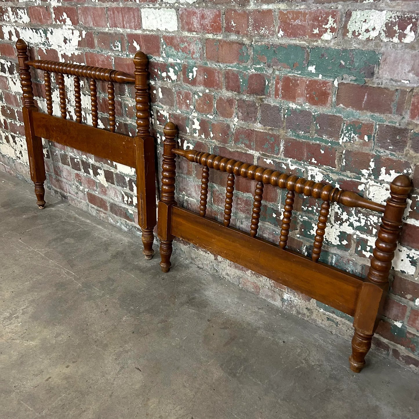 Twin Size Jenny Lind Spool Bed Set