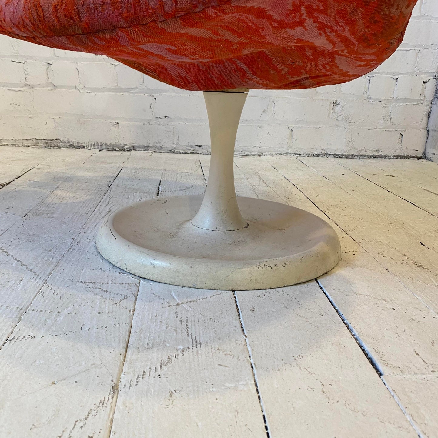Mid Century Scandinavian Iris Tulip Swivel Base Club Chair