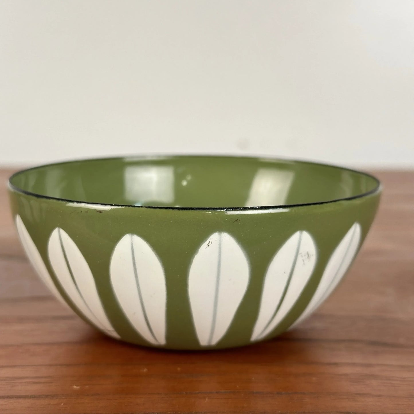 Pair of Cathrine Holm Bowl Avocado White Lotus Enamel Norway