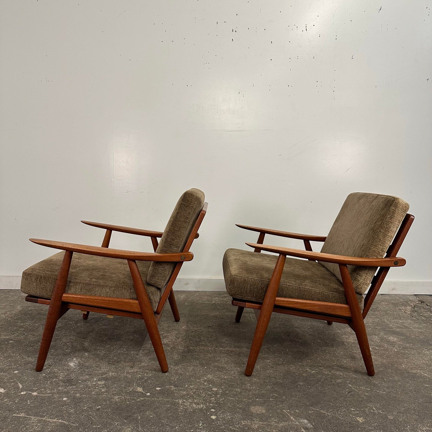 Pair of Hans Wegner Ge-270 Lounge Chairs by Getama