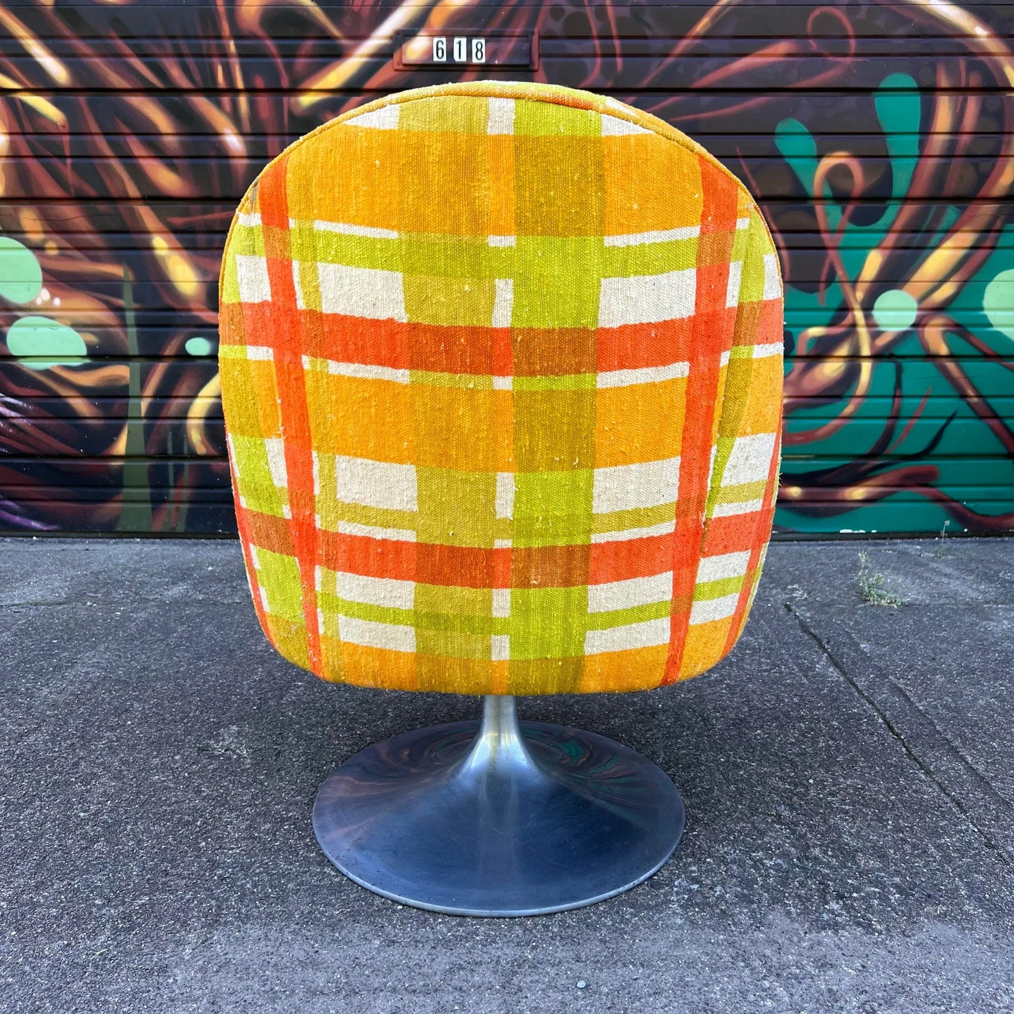 Tulip Base Mid Century Modern Swivel Chair