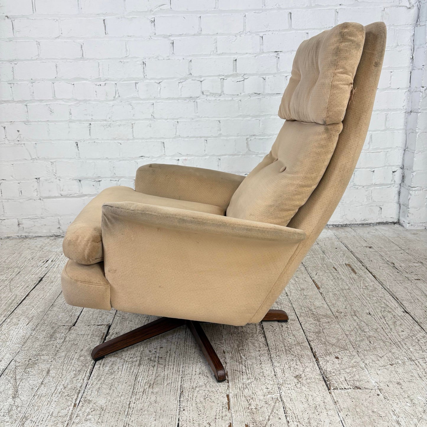 Mid Century Modern Scandinavian Lounge Chair on Rosewood Base Recliner
