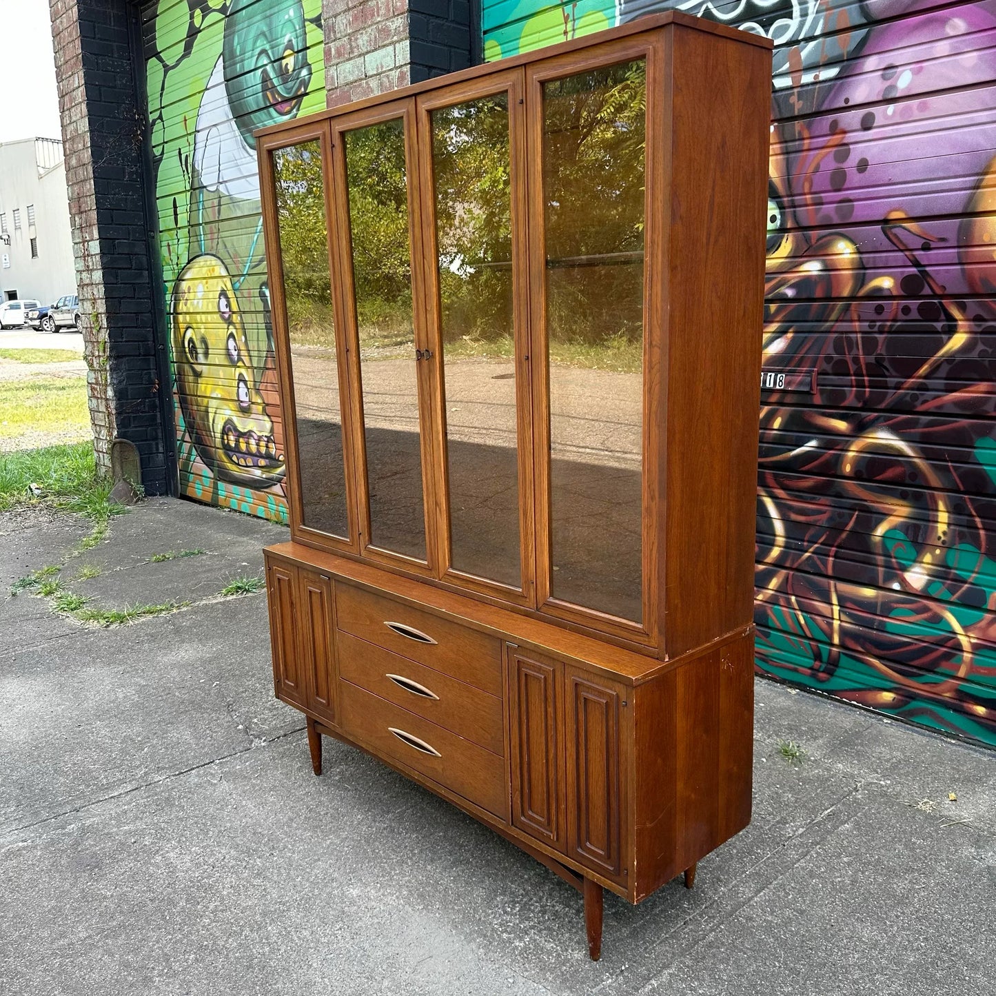 Broyhill Premier Scultpra China Cabinet
