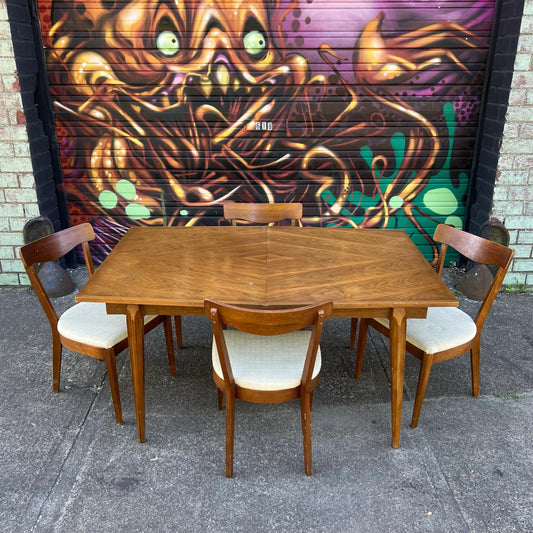 American of Martinsville Dining Set With Four Chairs