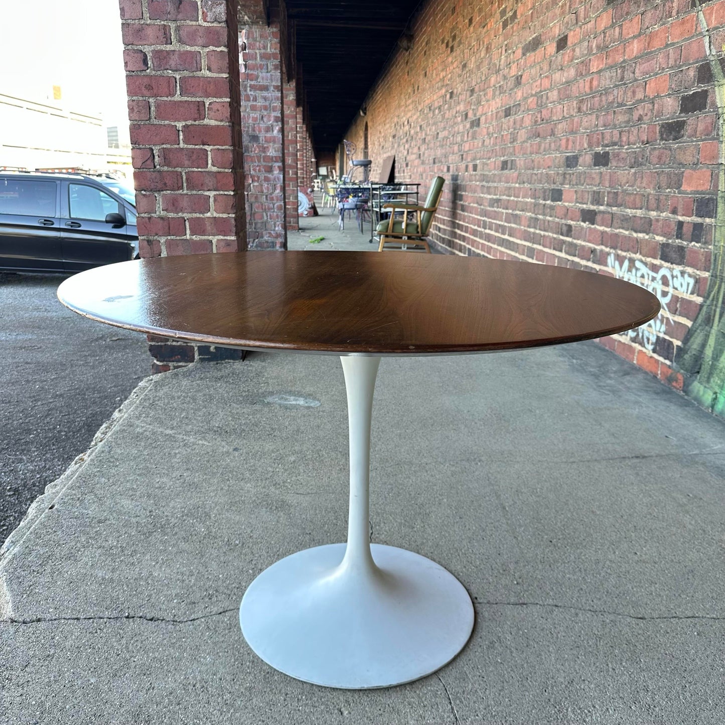 Mid Century Modern Eero Saarinen for Knoll Walnut Round Dining Kitchen Table 42"