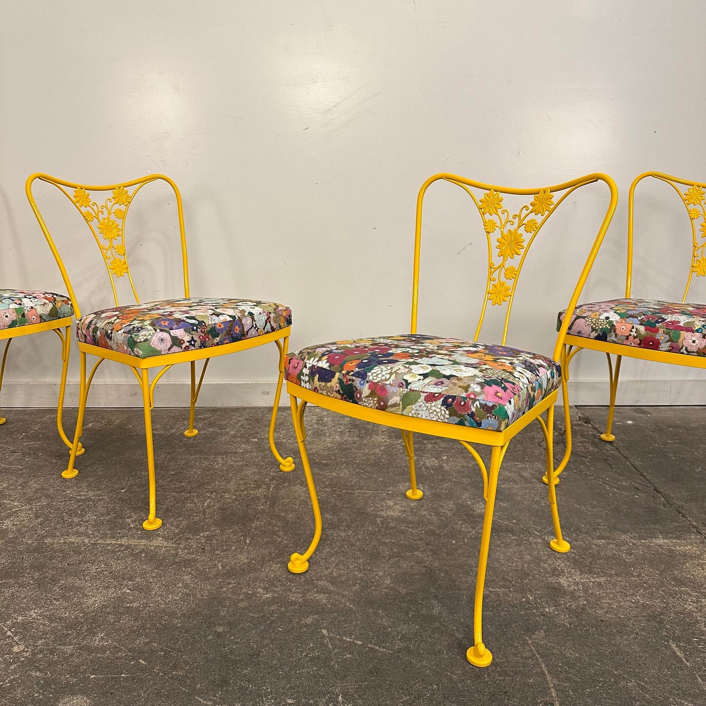 Mid 20th Century Russell Woodard Attributed Daisy Pattern Patio Dining Chairs Recovered in Hollyhocks Outdoor Fabric - Set of 4