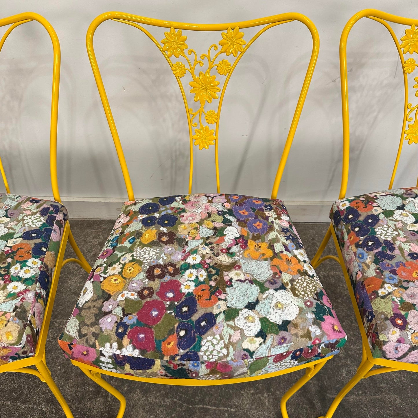 Mid 20th Century Russell Woodard Attributed Daisy Pattern Patio Dining Chairs Recovered in Hollyhocks Outdoor Fabric - Set of 4