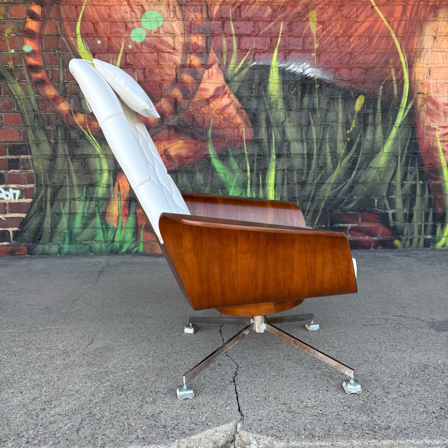 Mid Century Modern Plycraft Style Lounge Mr. Chair Newly Upholstered in White Leather