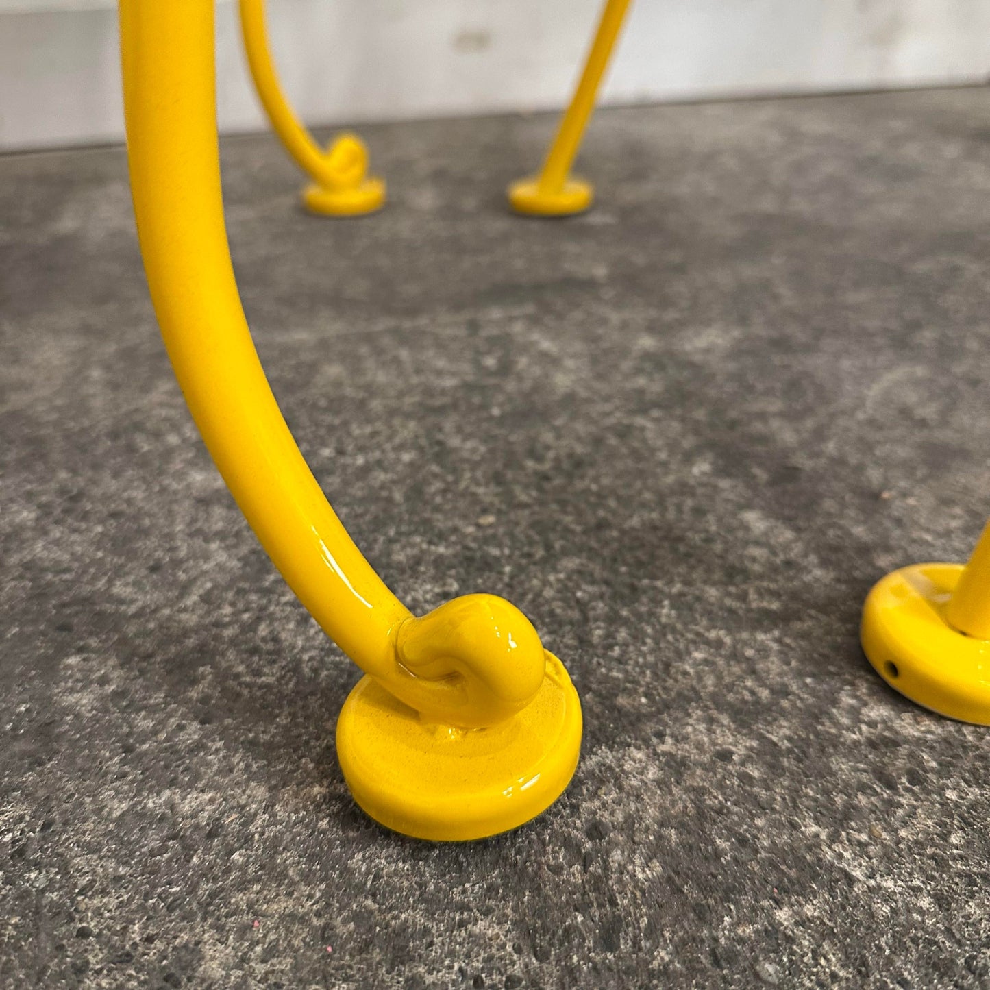 Mid 20th Century Russell Woodard Attributed Daisy Pattern Patio Dining Chairs Recovered in Hollyhocks Outdoor Fabric - Set of 4