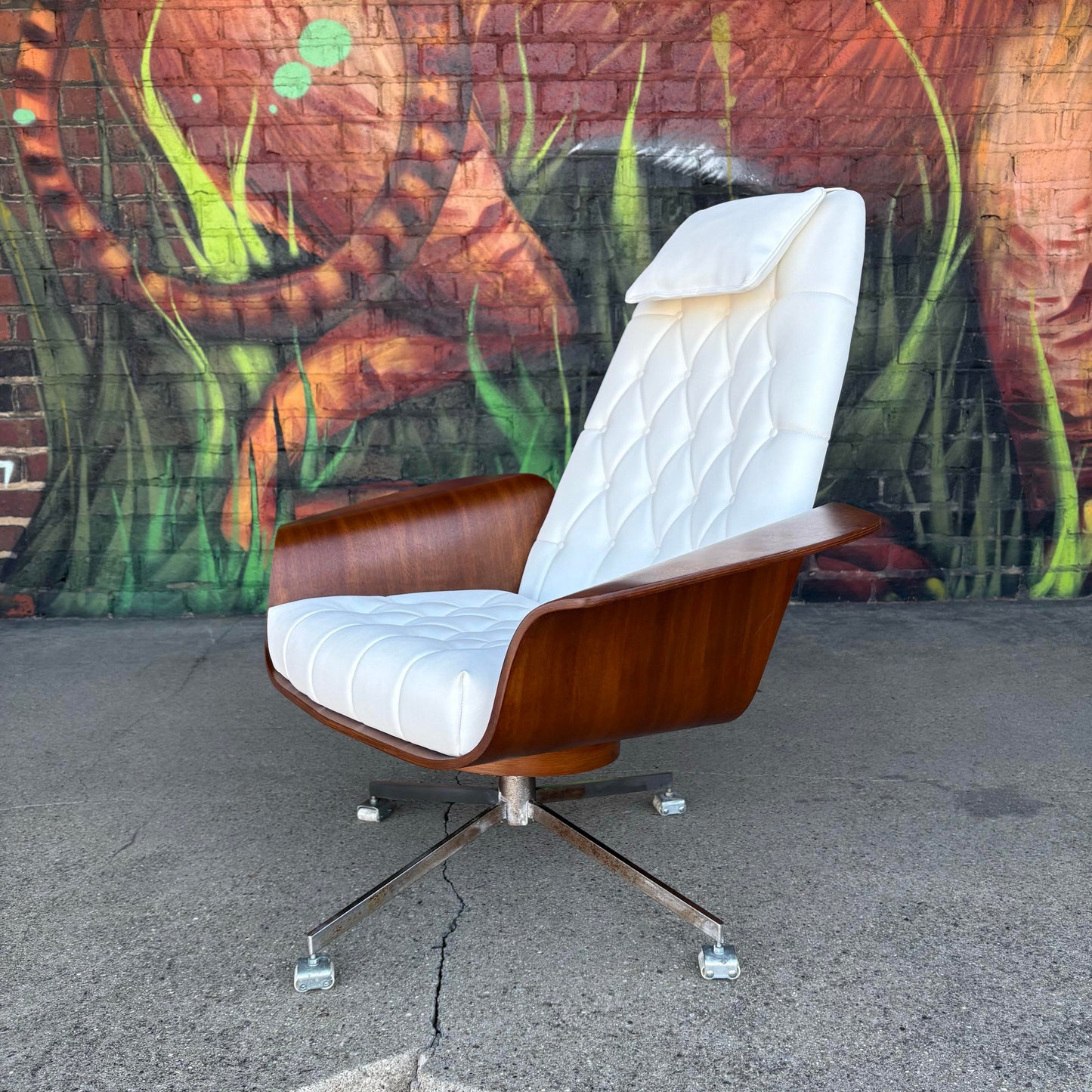 Mid Century Modern Plycraft Style Lounge Mr. Chair Newly Upholstered in White Leather