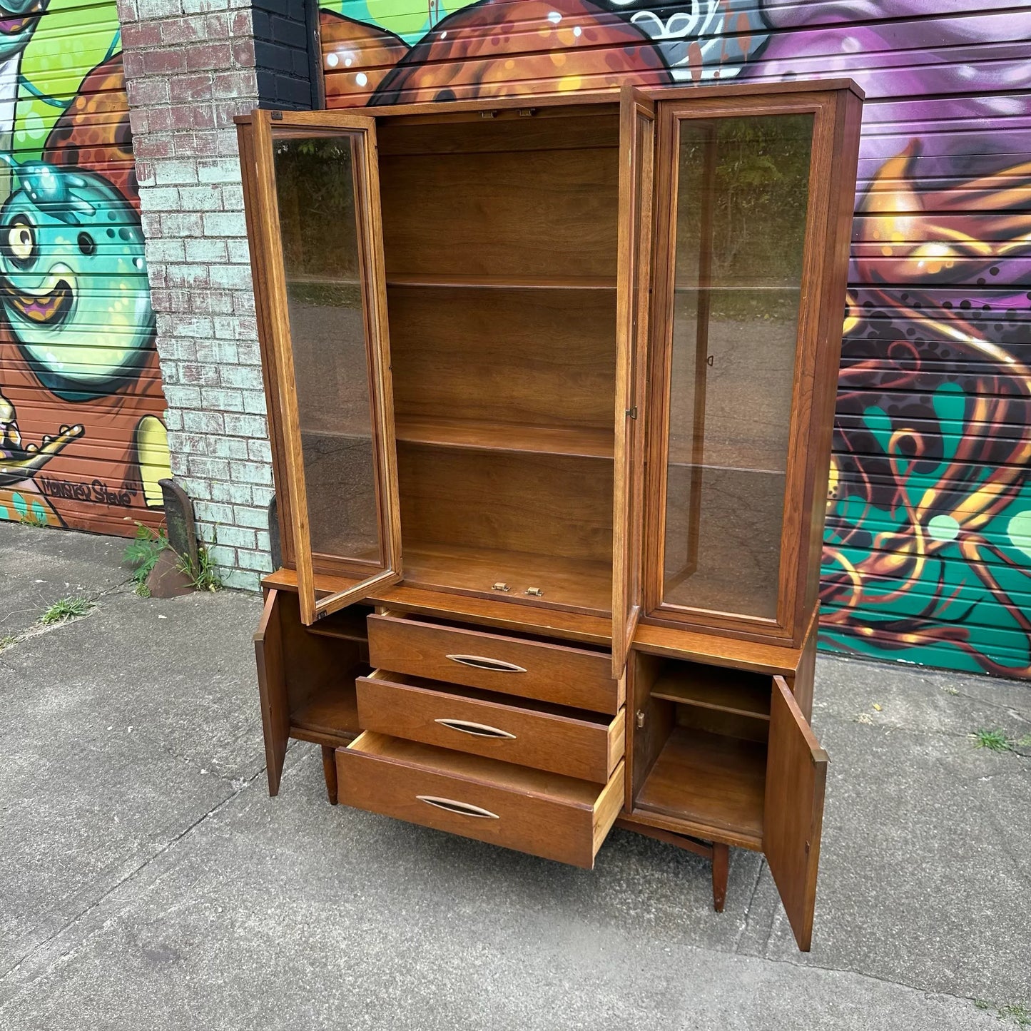 Broyhill Premier Scultpra China Cabinet