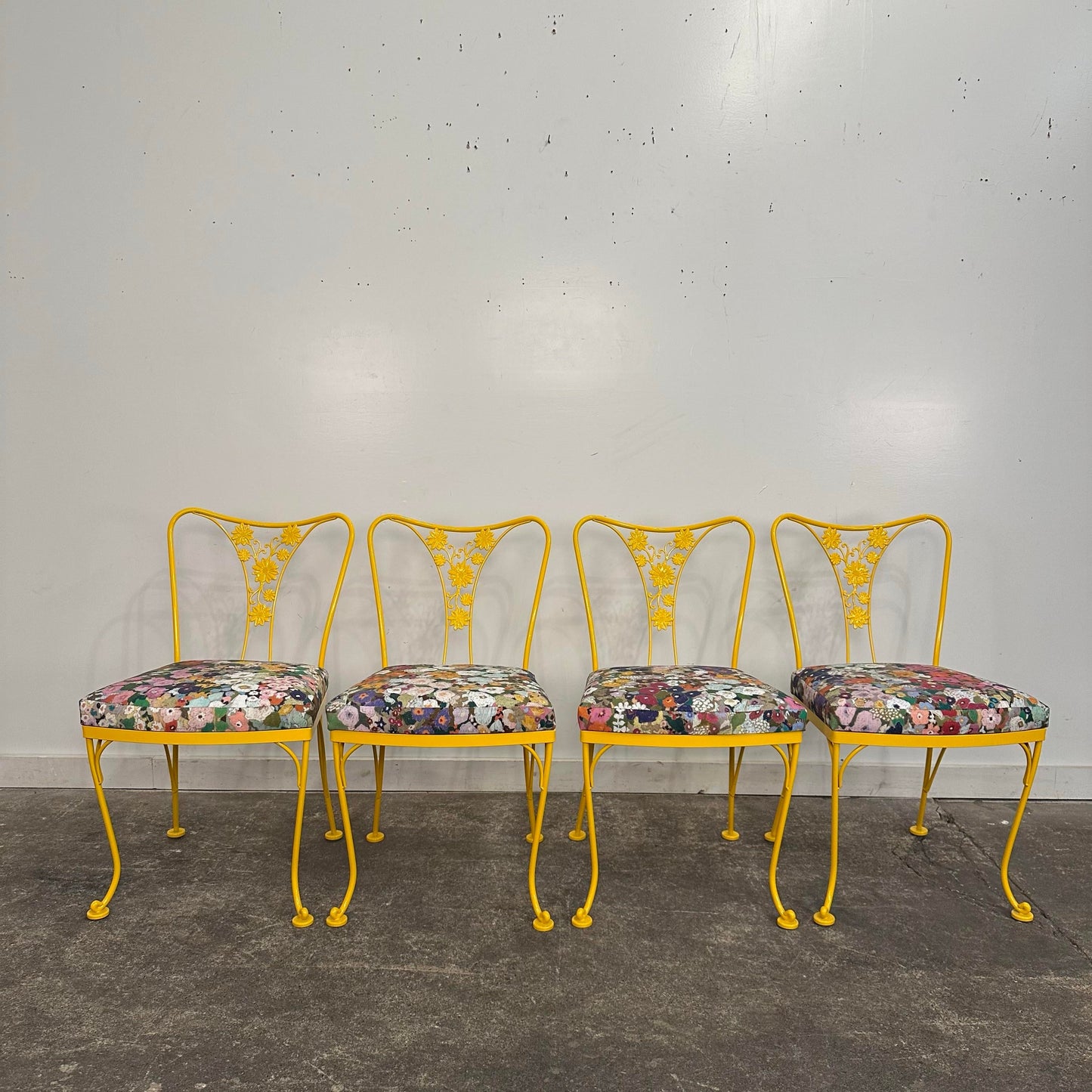 Mid 20th Century Russell Woodard Attributed Daisy Pattern Patio Dining Chairs Recovered in Hollyhocks Outdoor Fabric - Set of 4