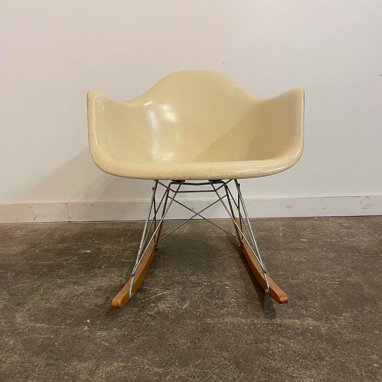 Charles and Ray Eames Arm Shell Rocking Chair for Herman Miller in White Fiberglass With Authentic Rocking Base