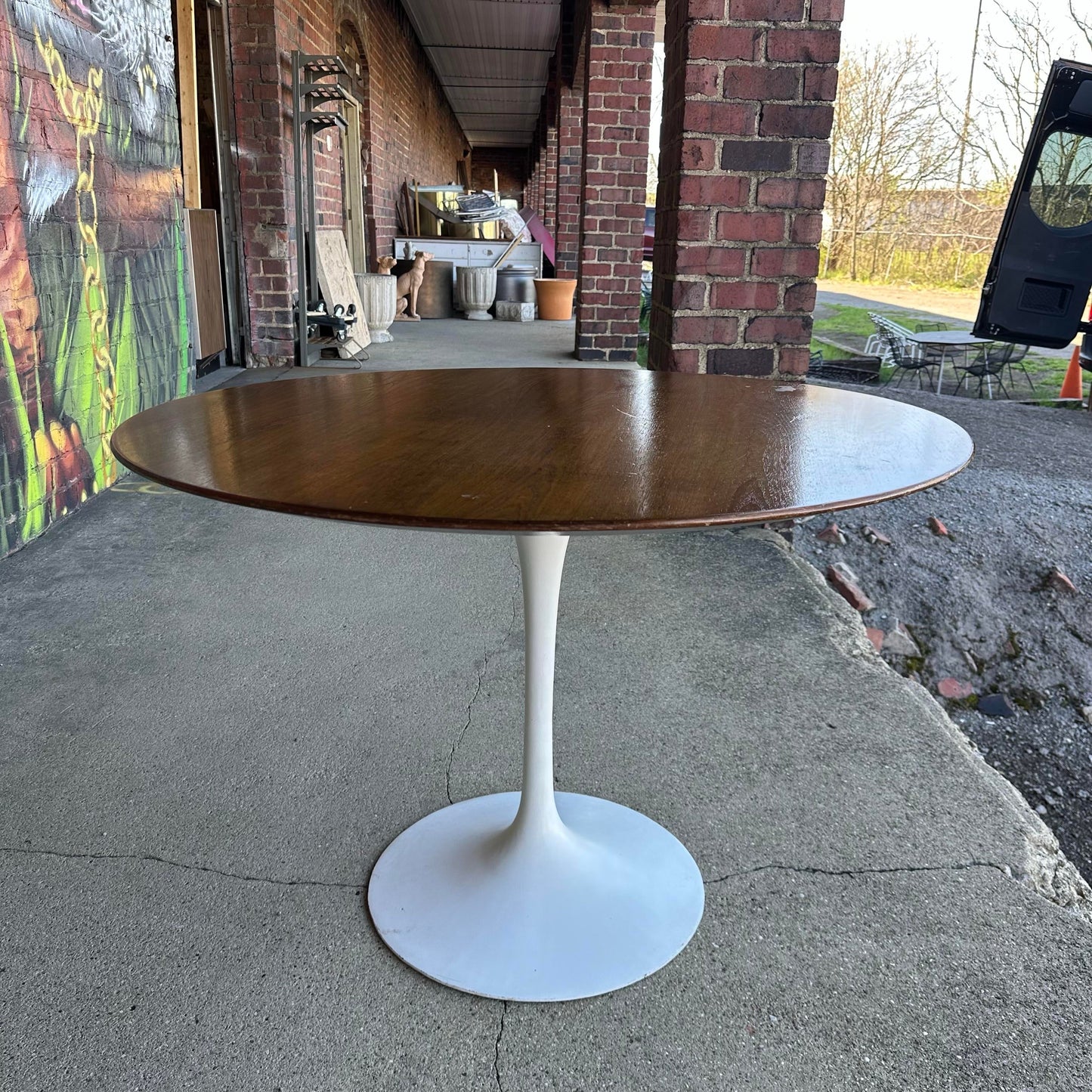 Mid Century Modern Eero Saarinen for Knoll Walnut Round Dining Kitchen Table 42"