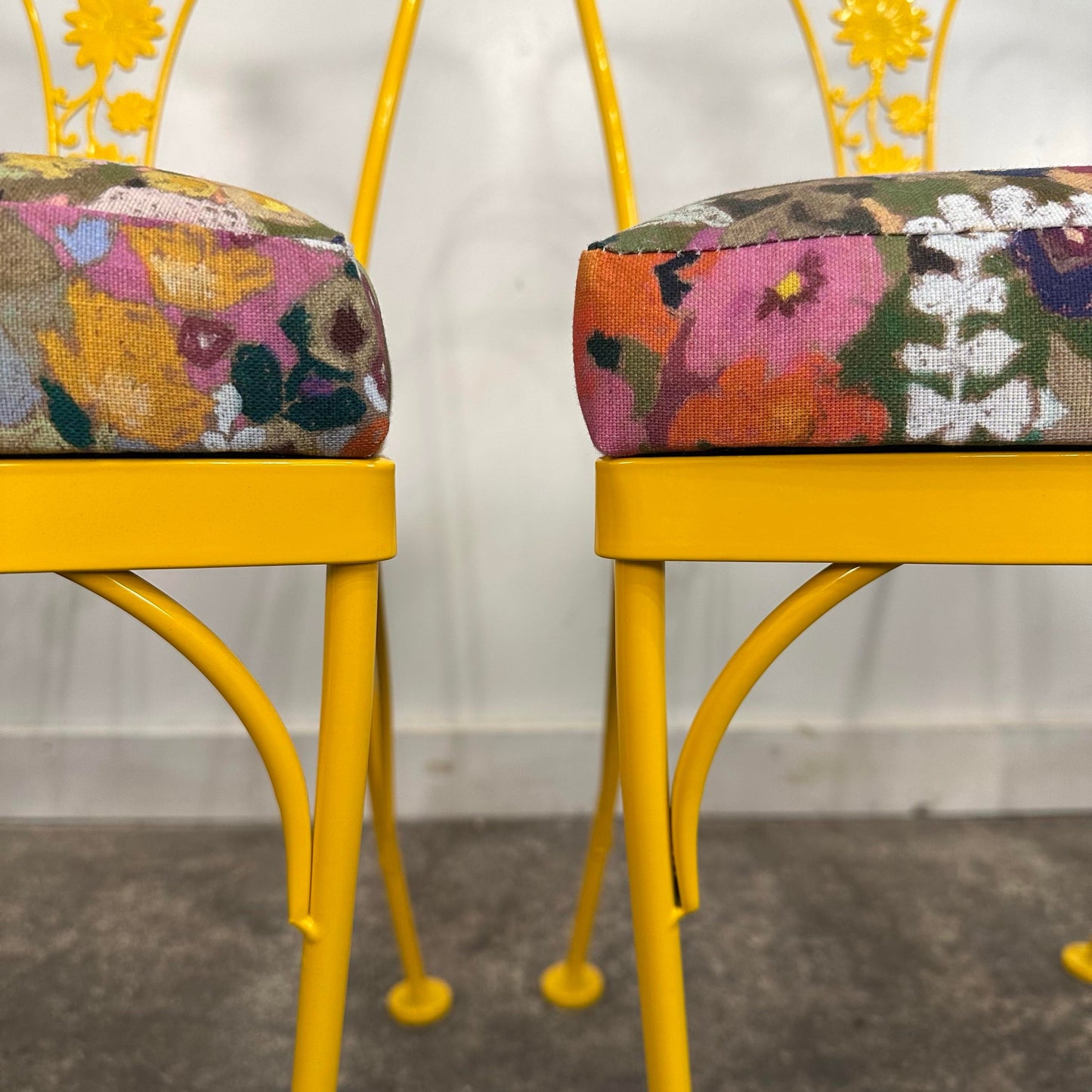 Mid 20th Century Russell Woodard Attributed Daisy Pattern Patio Dining Chairs Recovered in Hollyhocks Outdoor Fabric - Set of 4