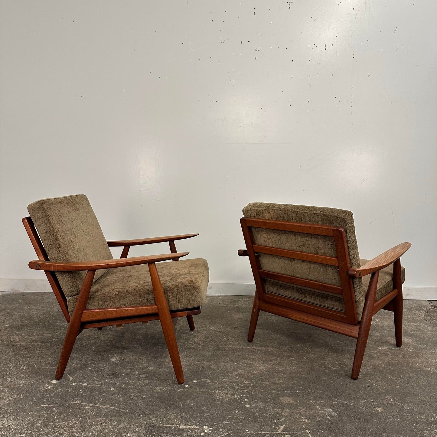 Pair of Hans Wegner Ge-270 Lounge Chairs by Getama