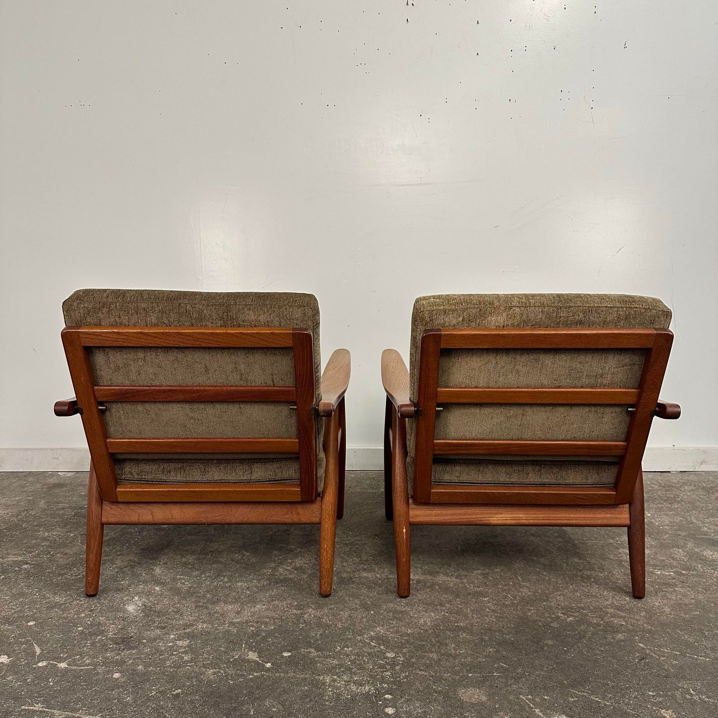 Pair of Hans Wegner Ge-270 Lounge Chairs by Getama