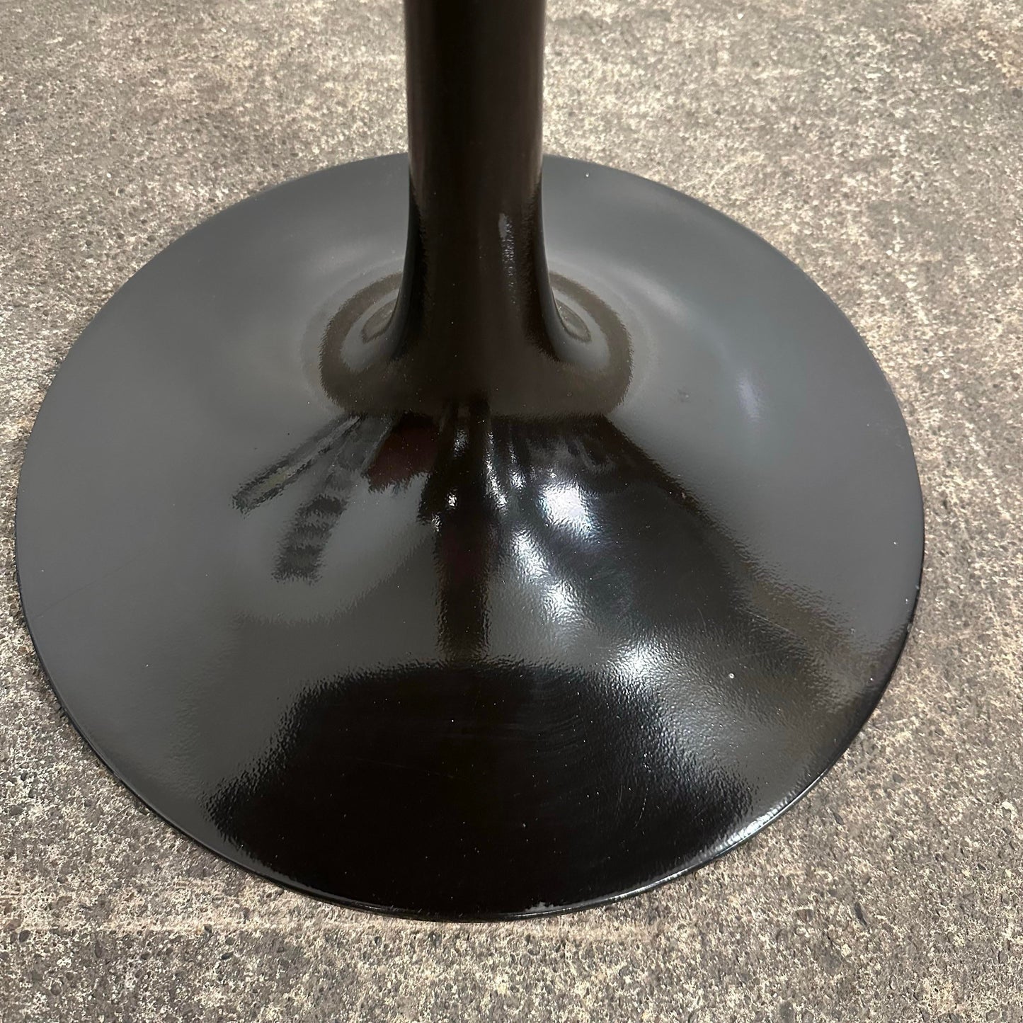 Mid Century Modern Burke Round Tulip Bistro Table