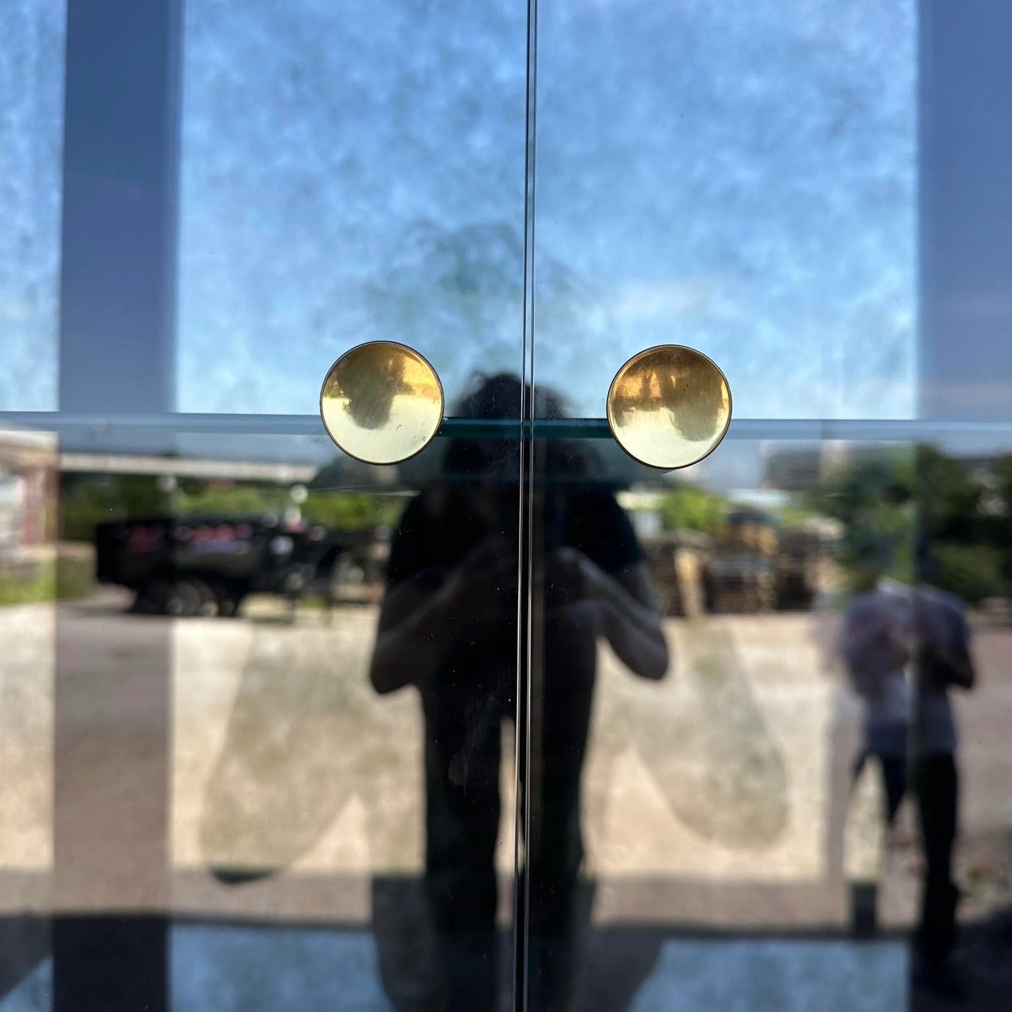 Mastercraft Burnished Brass and Glass Etagere Display Cabinet 2 of 2