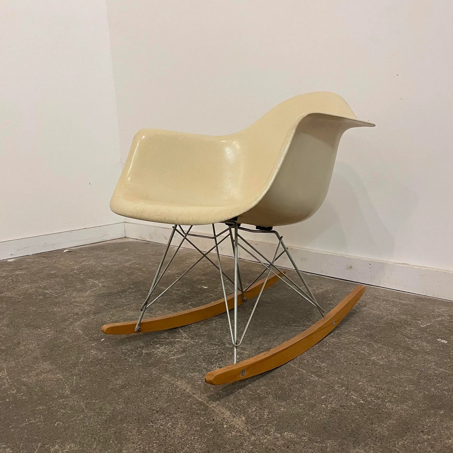 Charles and Ray Eames Arm Shell Rocking Chair for Herman Miller in White Fiberglass With Authentic Rocking Base