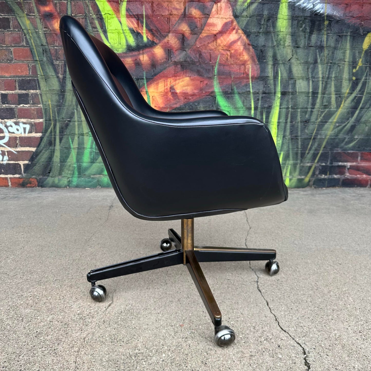 Max Pearson for Knoll Black Vinyl Executive Chair